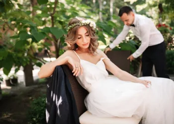 Mulher descobre perfil do noivo no Tinder dois dias antes do casamento