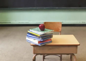 Aluna de 5 anos é agredida por professora e o vídeo é um absurdo!