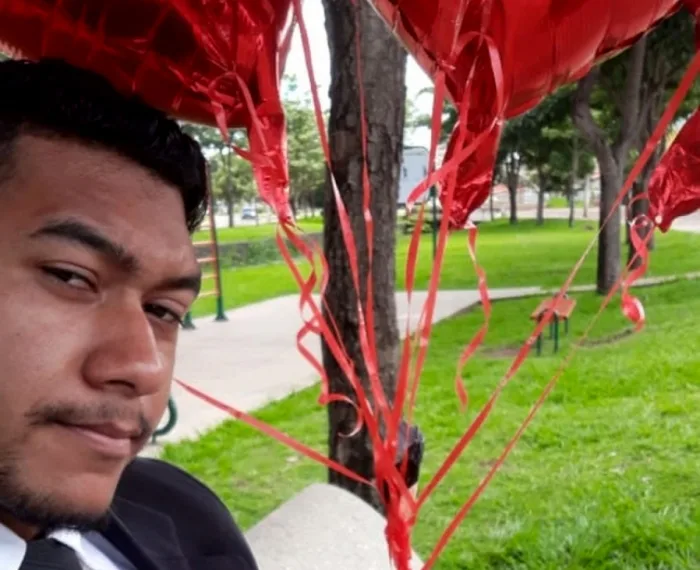 Levou não em pedido de casamento e distribuiu rosas