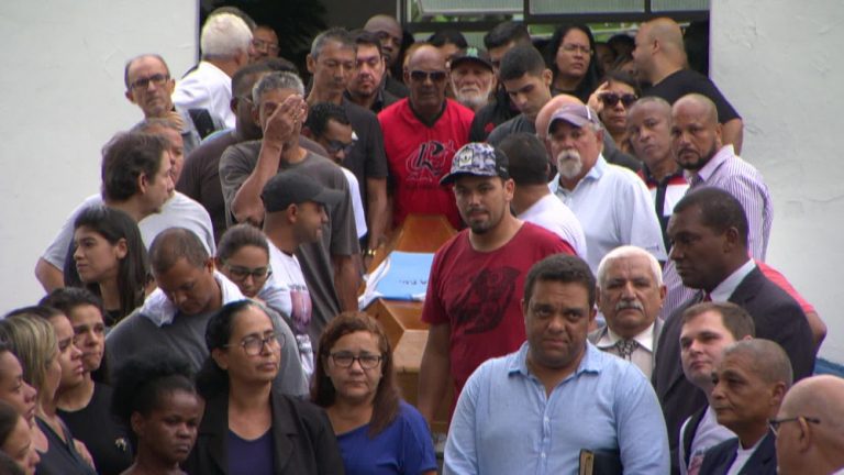 Comoção marca enterro de pastor vítima de desabamento no RJ