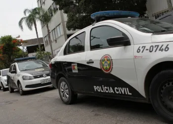 Fogo amigo: fuzil dispara acidentalmente ferindo dois policiais