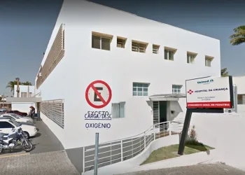 Pai espanca filho de 3 anos que usou batom: “Não quero viado em casa”