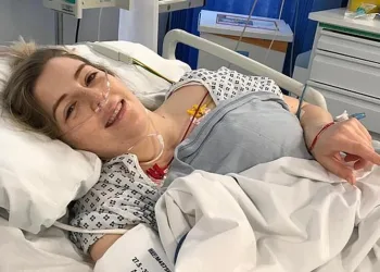 Jovem estala o pescoço, tem AVC, mas acha que está bêbada. Entenda