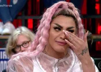 Pabllo Vittar sofre acidente em festa, perde parte do corpo e sai sangrando do local