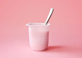 Atenção, pais! Crianças pequenas não devem comer iogurte colorido