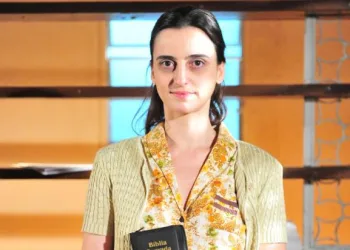 Atriz é parada em blitz no RJ e ouve de PM: “Sua profissão é suspeita, atores usam drogas”