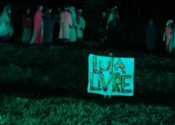 Militante invade encenação de Cristo e estende faixa com “Lula livre”