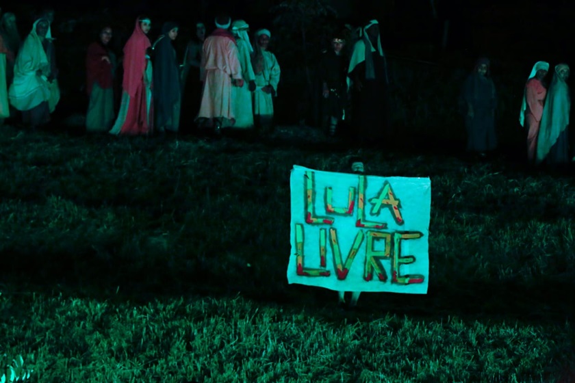 Militante invade encenação de Cristo e estende faixa com “Lula livre”