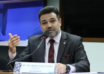 Marco Feliciano, vice-líder do governo, pede impeachment de Mourão