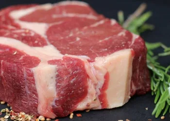 Comer carne vermelha aumenta em 23% o risco de morte; estudo indica que nem precisa ser muito