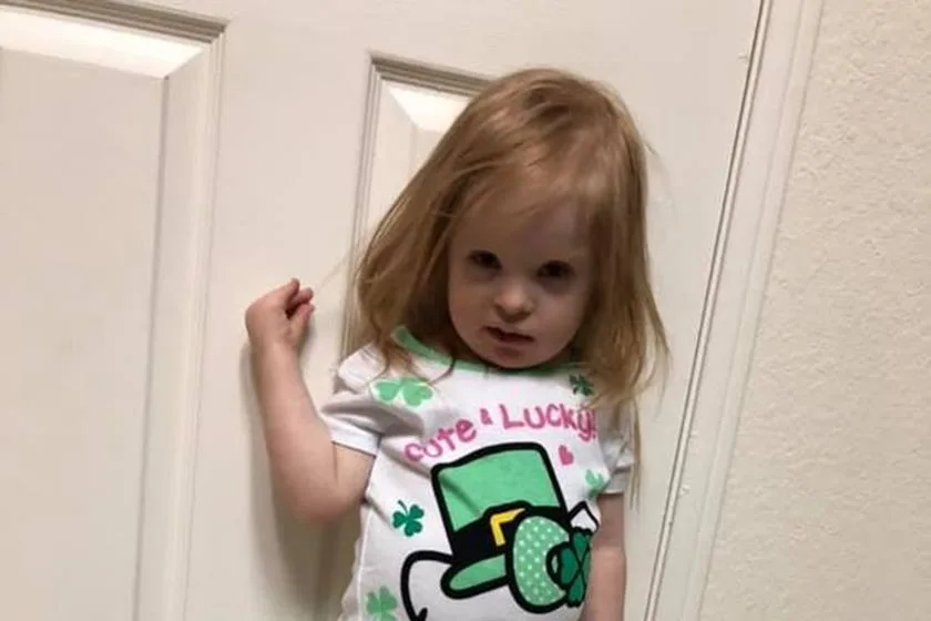 Menina de 4 anos com Down é espancada até a morte pelo namorado da mãe