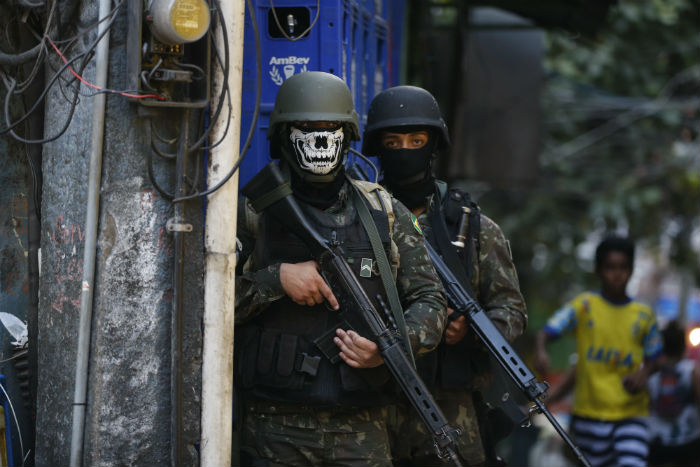 Bandidos atacam militares em comunidade da Zona Oeste