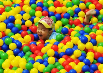 Piscina de bolinhas contém bactérias perigosas à saúde das crianças
