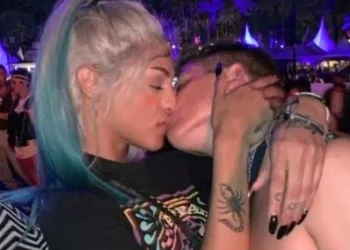 Pabllo Vittar canta, beija e curte festival na Califórnia