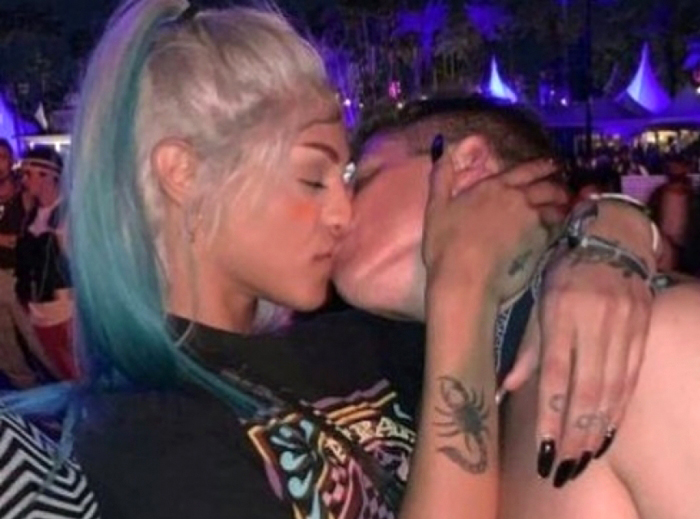 Pabllo Vittar canta, beija e curte festival na Califórnia