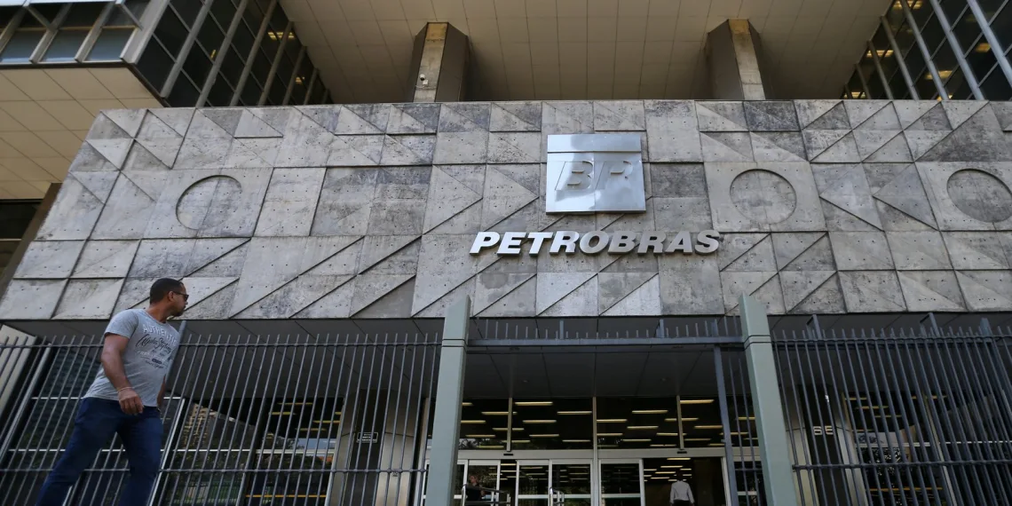 Petrobras abre programa de demissão voluntária