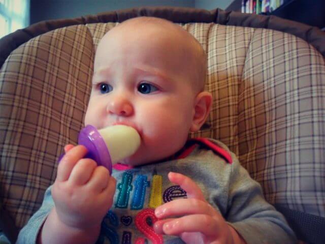 “Picolé de leite materno pode aliviar o incômodo da erupção dos dentinhos”