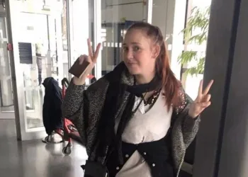 Mulher veste 4kg de roupa para não pagar R$ 335 de excesso de bagagem