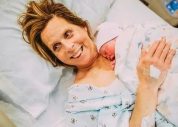 Vovó-mamãe de 61 anos faz barriga de aluguel para filho gay