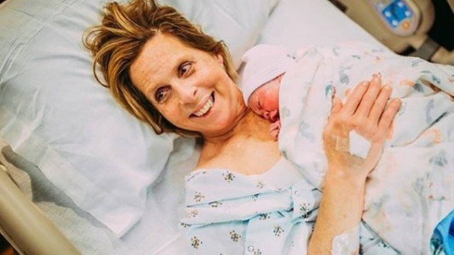 Vovó-mamãe de 61 anos faz barriga de aluguel para filho gay