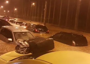 Vídeos: temporal leva municípios do Rio a decretar emergência