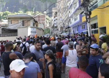 Crivella é vaiado ao chegar ao local onde prédios desabaram na Zona Oeste