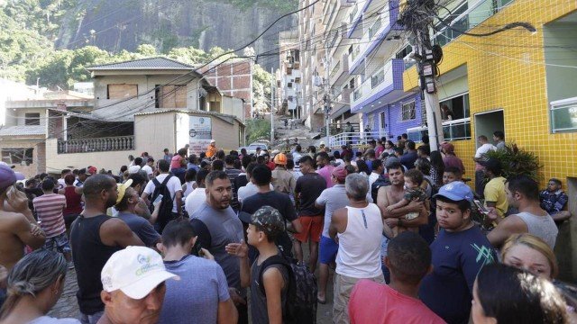 Crivella é vaiado ao chegar ao local onde prédios desabaram na Zona Oeste