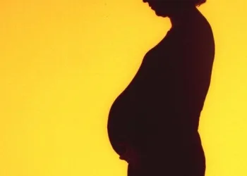 Justiça condena mercado após funcionária grávida ser impedida de ir ao banheiro e urinar na própria roupa