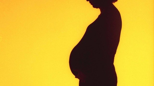 Justiça condena mercado após funcionária grávida ser impedida de ir ao banheiro e urinar na própria roupa