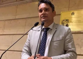 Processo de impeachment contra Crivella abre crise em partido de Romário