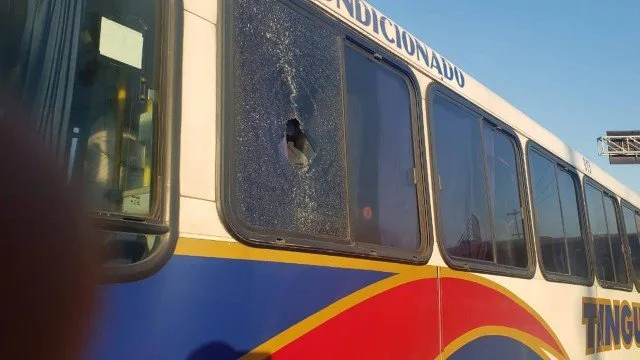Mulher é atingida por bala perdida dentro de ônibus na Avenida Brasil
