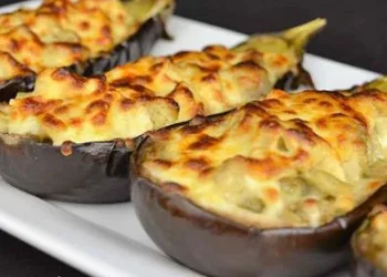 Berinjela recheada com frango e queijo