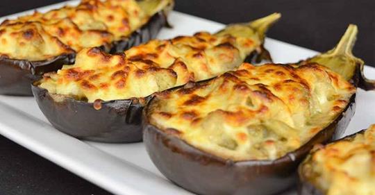 Berinjela recheada com frango e queijo