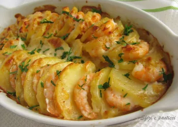 Batatas gratinadas com camarão – uma refeição deliciosa e muito prática!