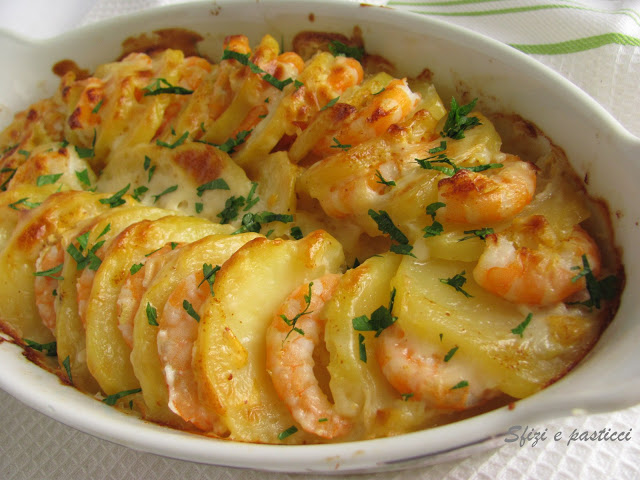 Batatas gratinadas com camarão – uma refeição deliciosa e muito prática!