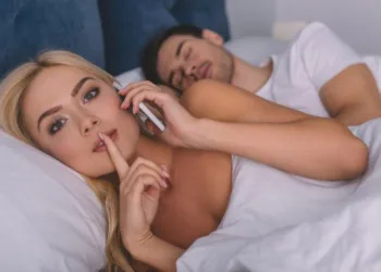 Saiba quais são os segredos das mulheres que escondem uma traição: perfil fake e muito mais