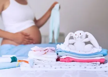 Mulher faz triste desabafo: ‘dei à luz sozinha enquanto meu namorado viajava com a ex’