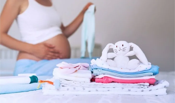 Mulher faz triste desabafo: ‘dei à luz sozinha enquanto meu namorado viajava com a ex’