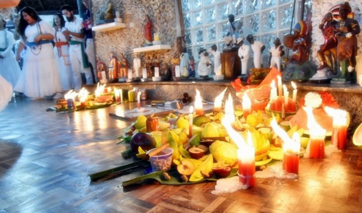 Espírito fofoqueiro? Mulher descobre traição do namorado em terreiro de Umbanda