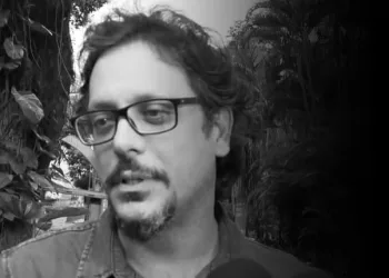 Abatido e amparado pela família, Lúcio Mauro Filho causa comoção no velório do pai