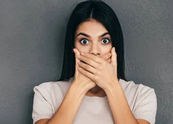 Mulher acorda com a língua ‘peluda’ e fica desesperada; saiba o que aconteceu