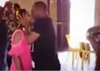 Pastor beija mulher na boca para tirar ‘espírito maligno do seu corpo’; assista ao vídeo