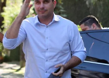 Flávio emprega 5 investigados pelo MP no Senado; salários somam R$ 86 mil