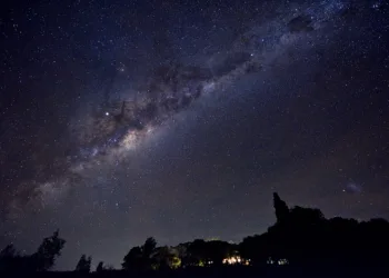 Luzes misteriosas que chegam à Terra intrigam cientistas e são alvo de investigação