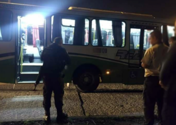 Zona Oeste: Passageiro reage e acerta ladrão dentro de ônibus