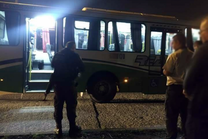 Zona Oeste: Passageiro reage e acerta ladrão dentro de ônibus