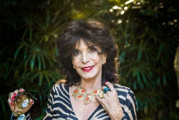 atriz é internada após cirurgia e filho pede orações pela vida da mãe