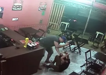Policial que espancou dona de lanchonete na zona oeste vira réu