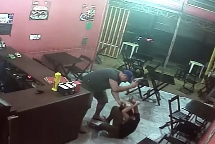 Policial que espancou dona de lanchonete na zona oeste vira réu