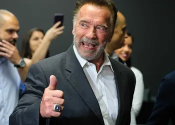 Video: Arnold Schwarzenegger é atacado em evento esportivo na África do Sul